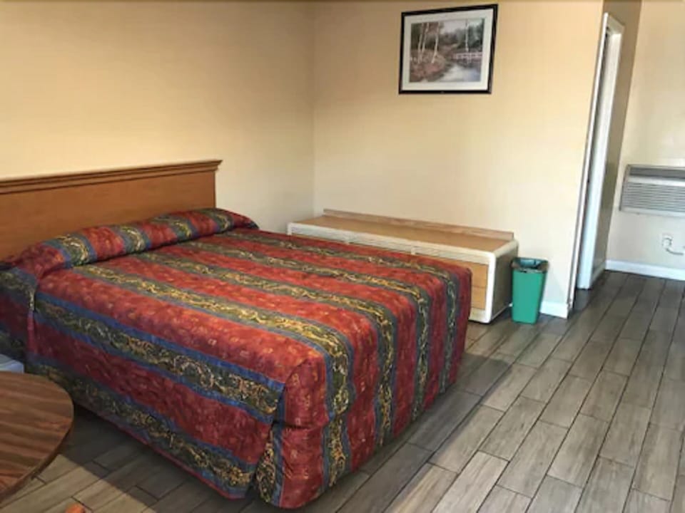 Deluxe Room, 1 Queen Bed | Desk, free WiFi, bed sheets, wheelchair access