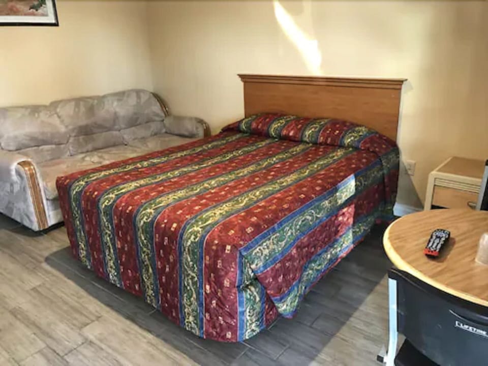 Deluxe Room, 1 Queen Bed | Desk, free WiFi, bed sheets, wheelchair access