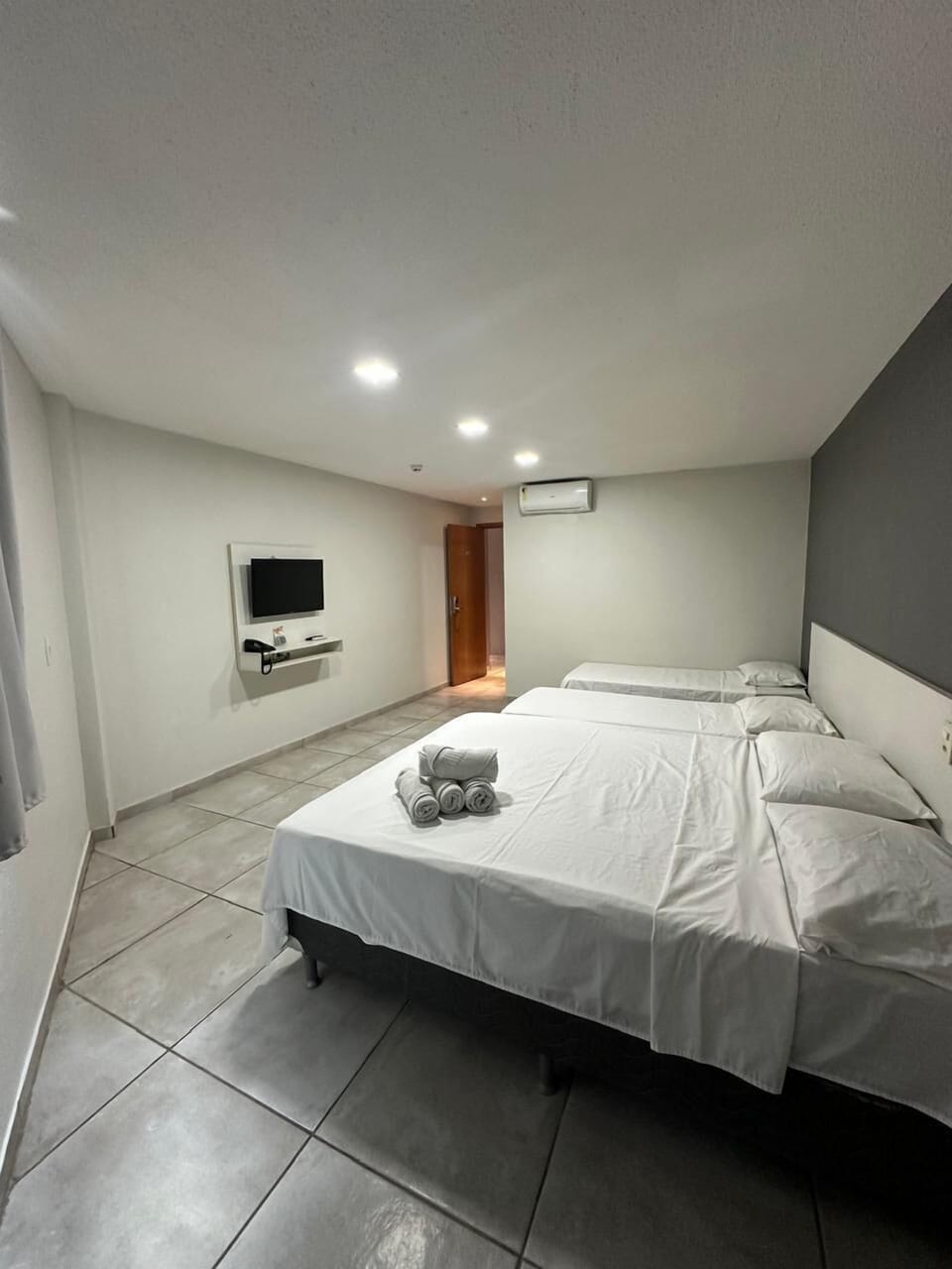 Quadruple Room | Desk, soundproofing, iron/ironing board, free WiFi