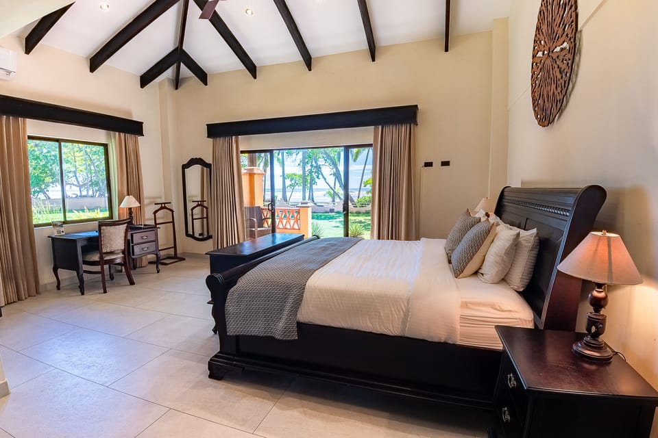 Deluxe Room, 1 King Bed | Premium bedding, in-room safe, individually decorated