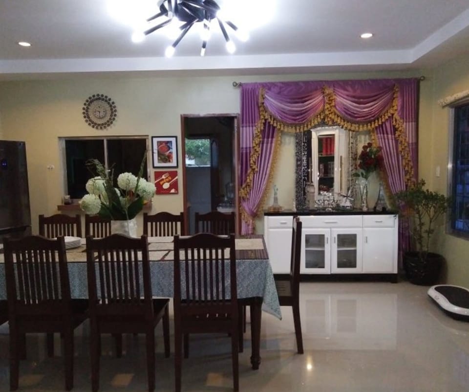 House, 6 Bedrooms | In-room dining