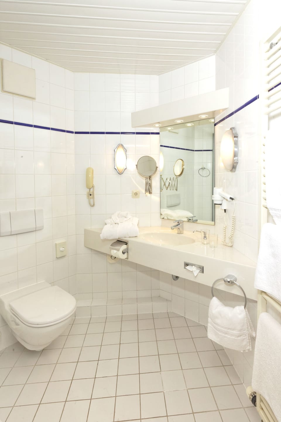 Standard Double Room | Bathroom | Shower, free toiletries, hair dryer, towels