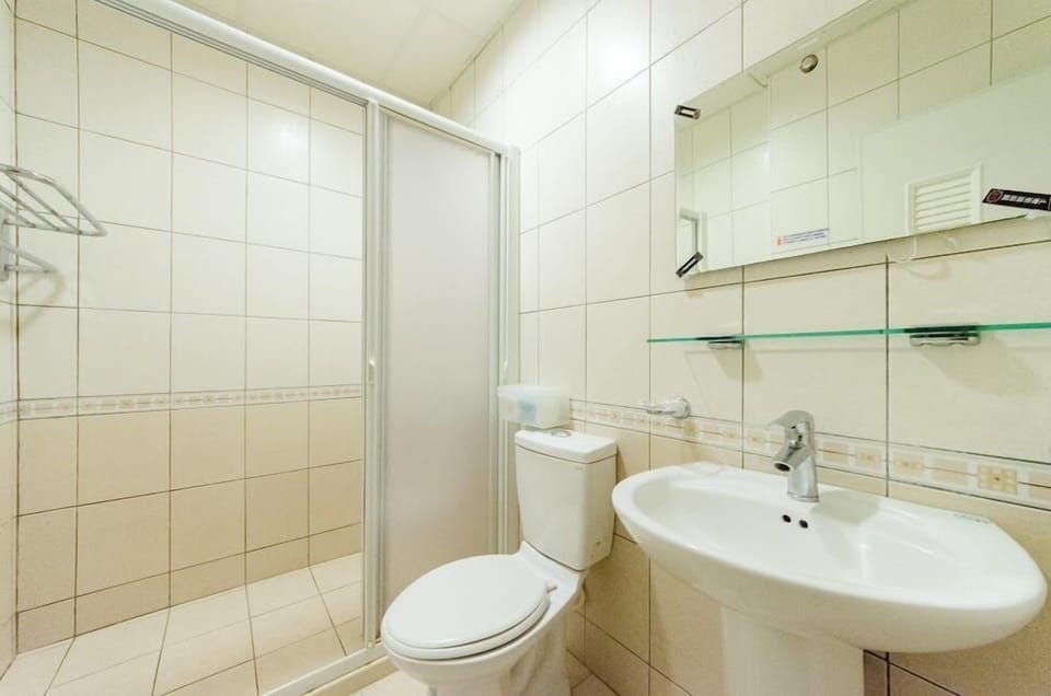 Romantic Double Room | Bathroom | Shower, free toiletries, hair dryer, slippers