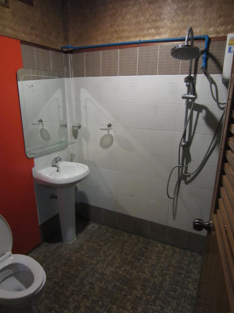 Shower, free toiletries, towels