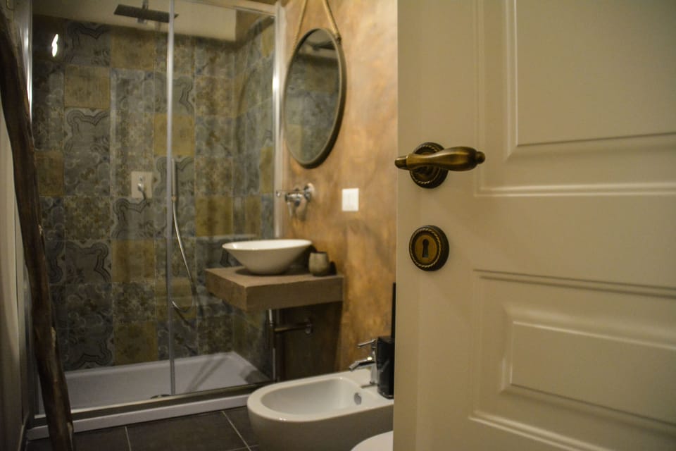 Double Room | Bathroom | Shower, free toiletries, hair dryer, bidet