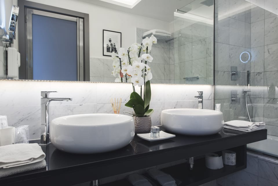Junior Suite, Ensuite, City View | Bathroom | Combined shower/tub, free toiletries, towels