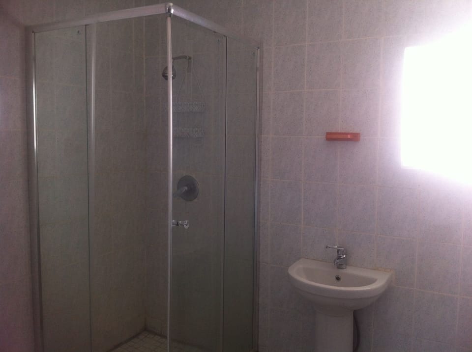 Deep soaking tub, free toiletries, towels