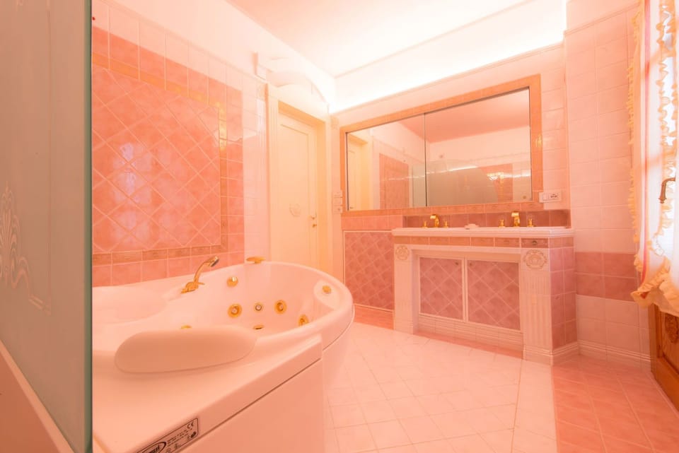 Luxury Condo, 2 Bedrooms | Bathroom | Combined shower/tub, jetted tub, free toiletries, hair dryer
