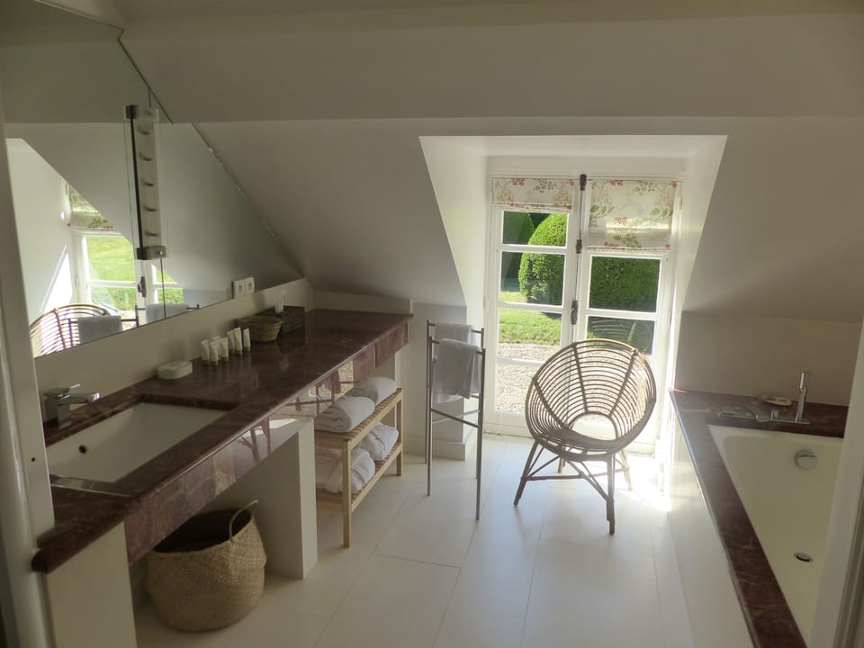 Deluxe Double Room (Bagieu) | Bathroom | Free toiletries, hair dryer, bathrobes, slippers