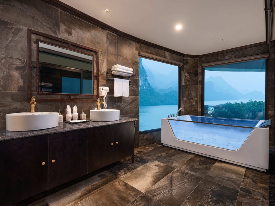 Era President Suite | Bathroom | Combined shower/tub, jetted tub, free toiletries, hair dryer