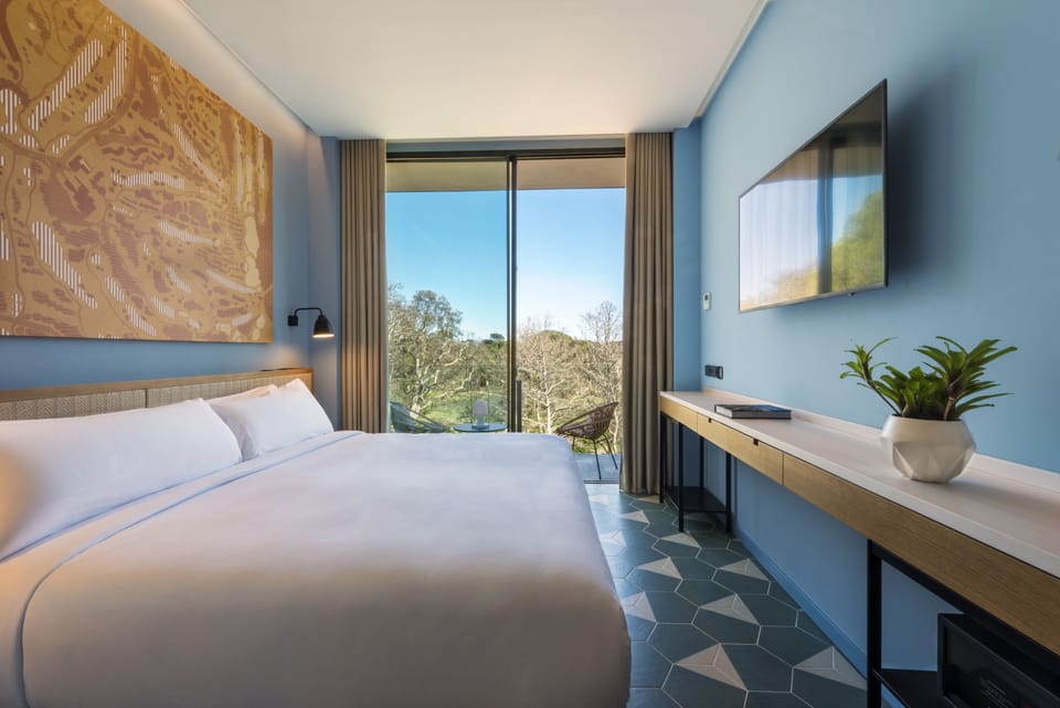 Premium bedding, in-room safe, desk, blackout drapes