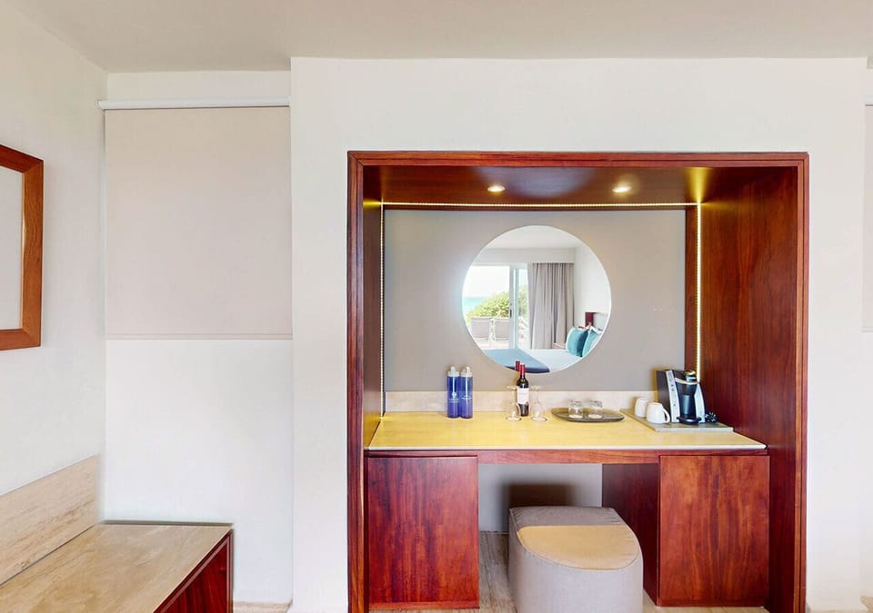 Villa Premier PlungePool King OceanFront | Free minibar, in-room safe, desk, laptop workspace