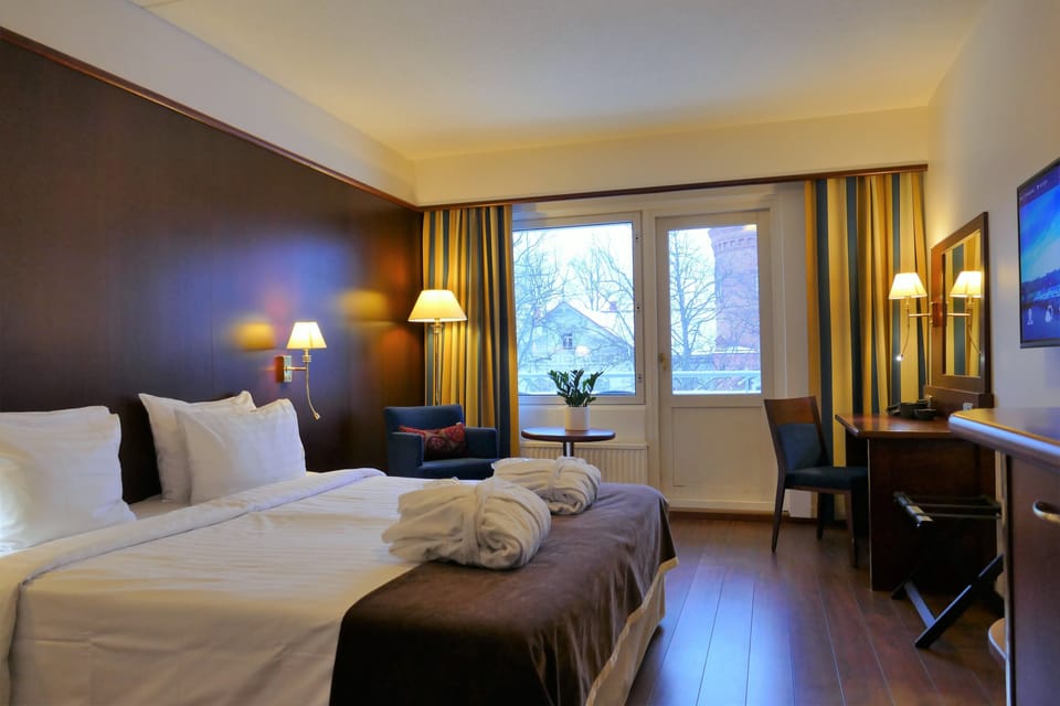 Superior Double Room, 1 King Bed, City View | Premium bedding, minibar, in-room safe, desk