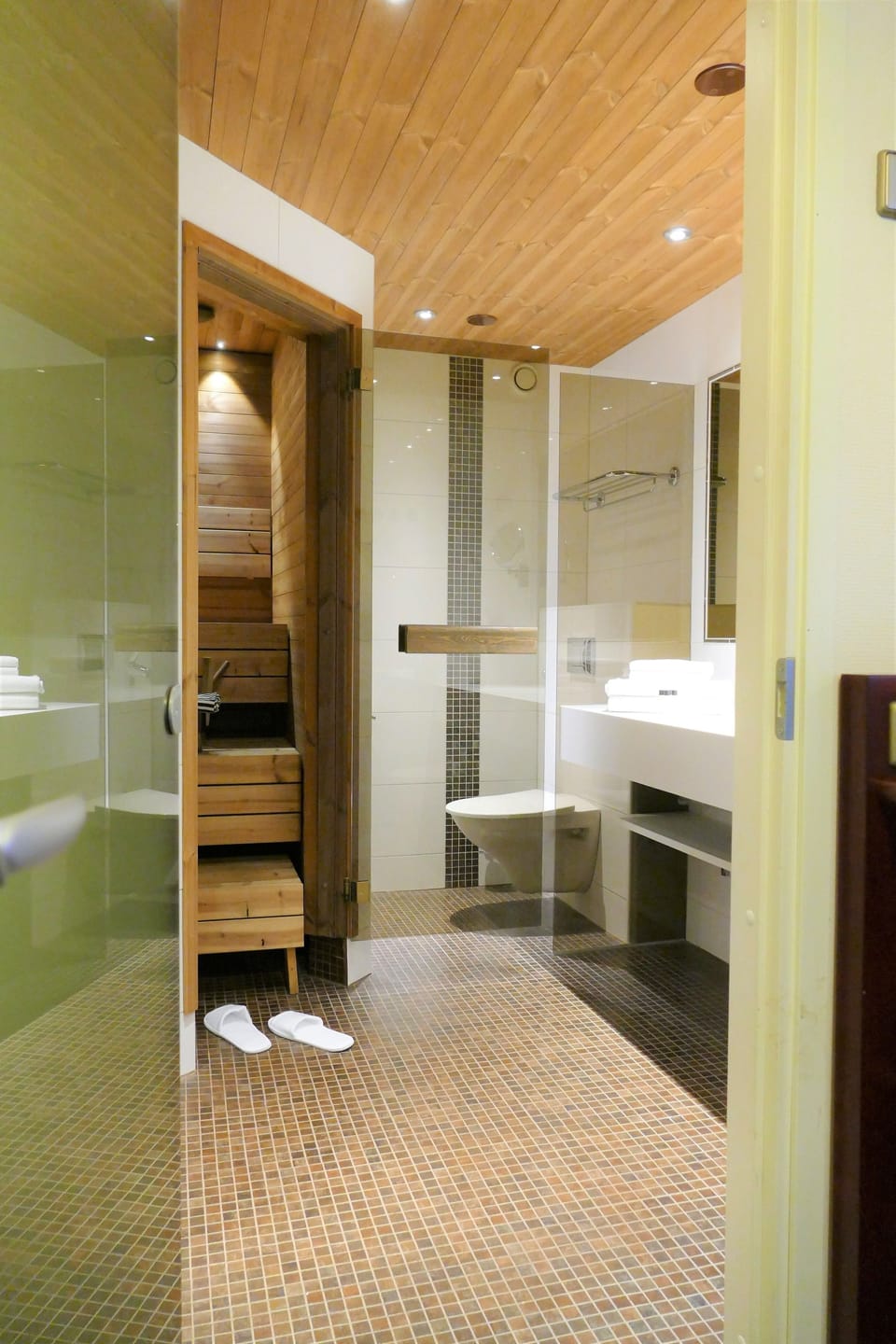 Suite, 1 King Bed, Sauna | Bathroom | Shower, hair dryer, bidet, towels