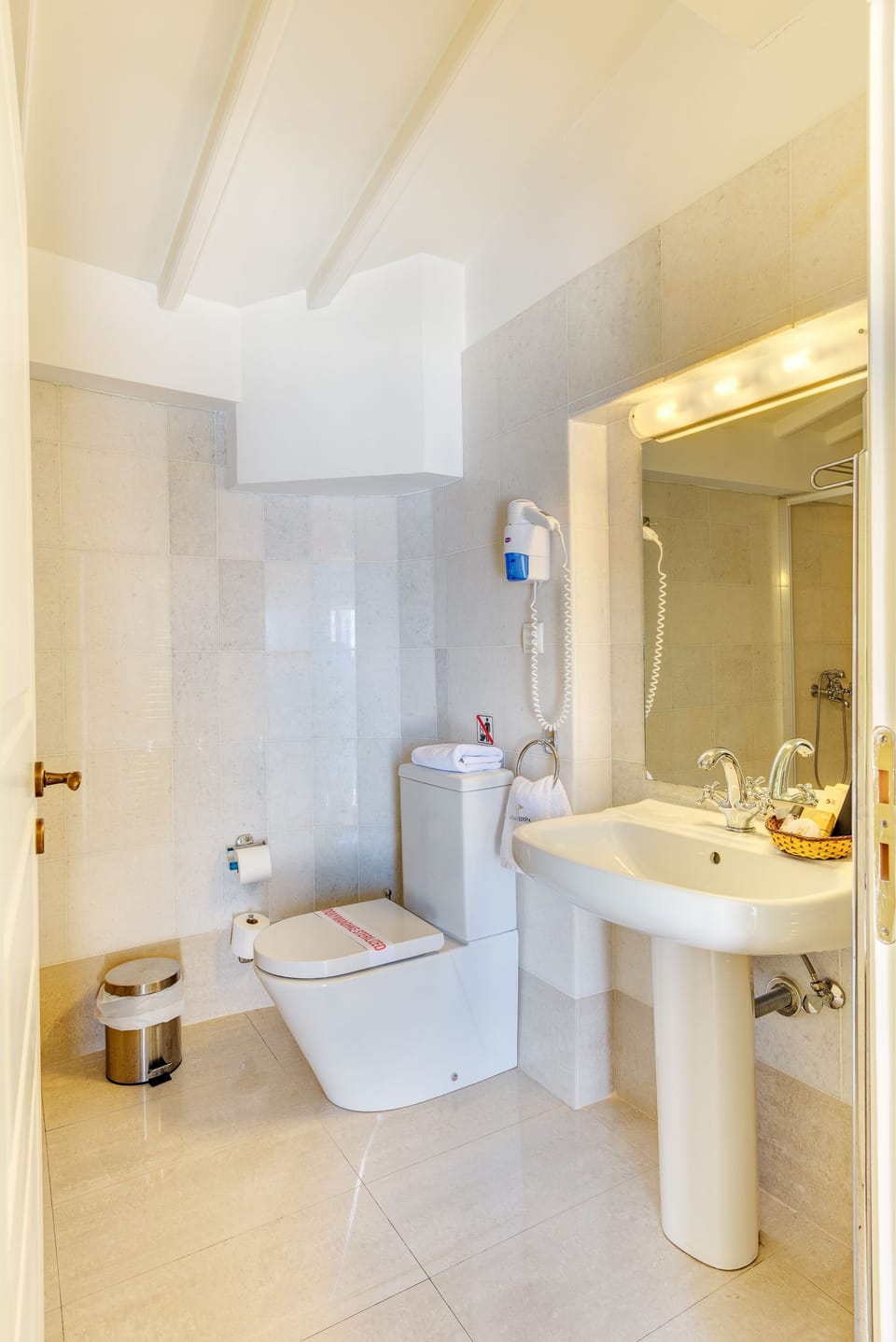 Superior Suite, Sea View | Bathroom | Shower, rainfall showerhead, free toiletries, hair dryer