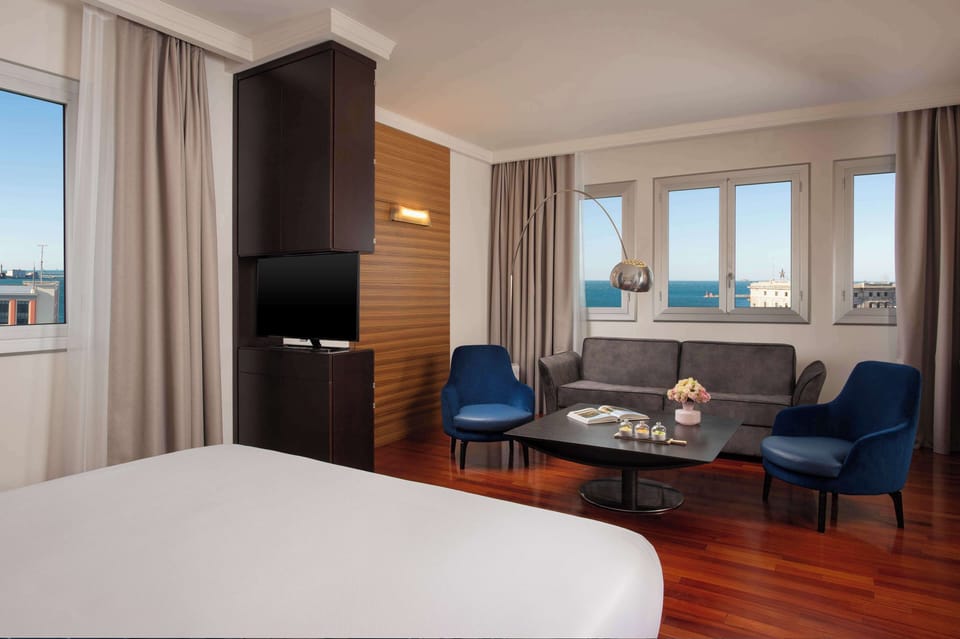 Minibar, in-room safe, desk, WiFi (free)