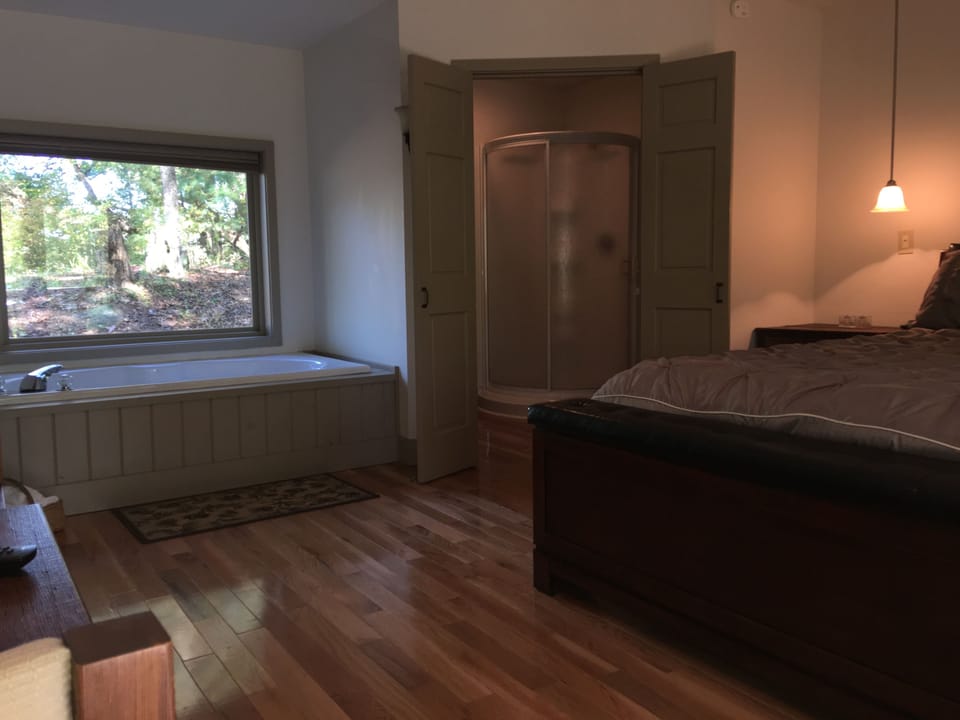 Cabin, 1 King Bed, Jetted Tub | Desk, free WiFi, bed sheets