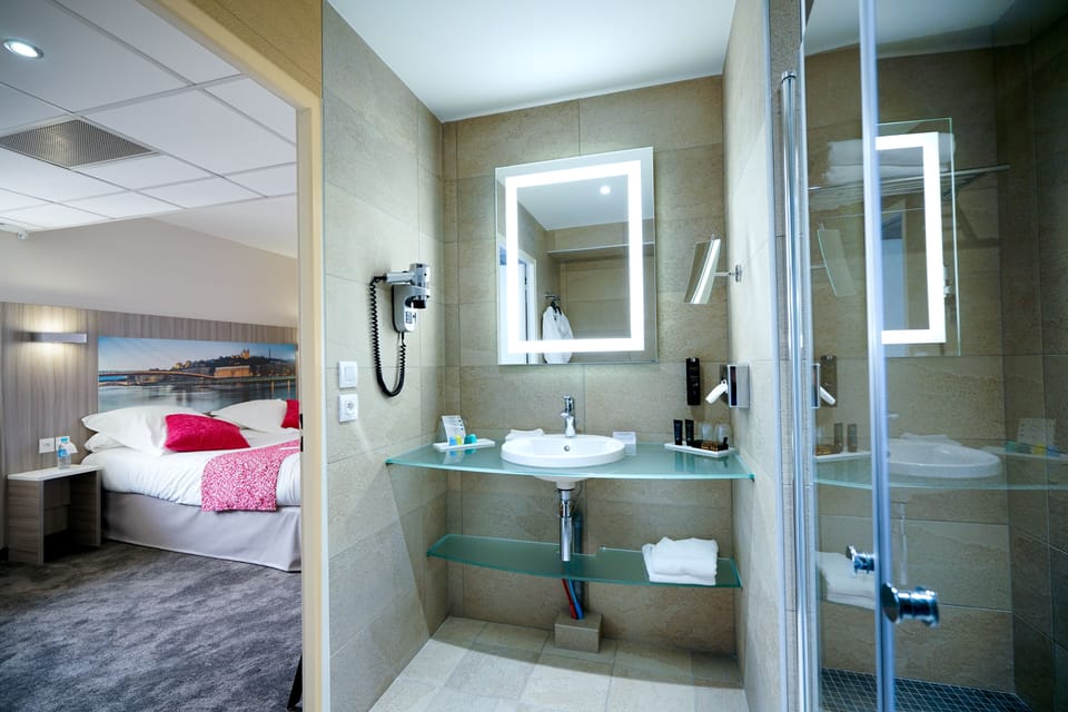 Junior Suite | Bathroom | Free toiletries, hair dryer, towels, shampoo