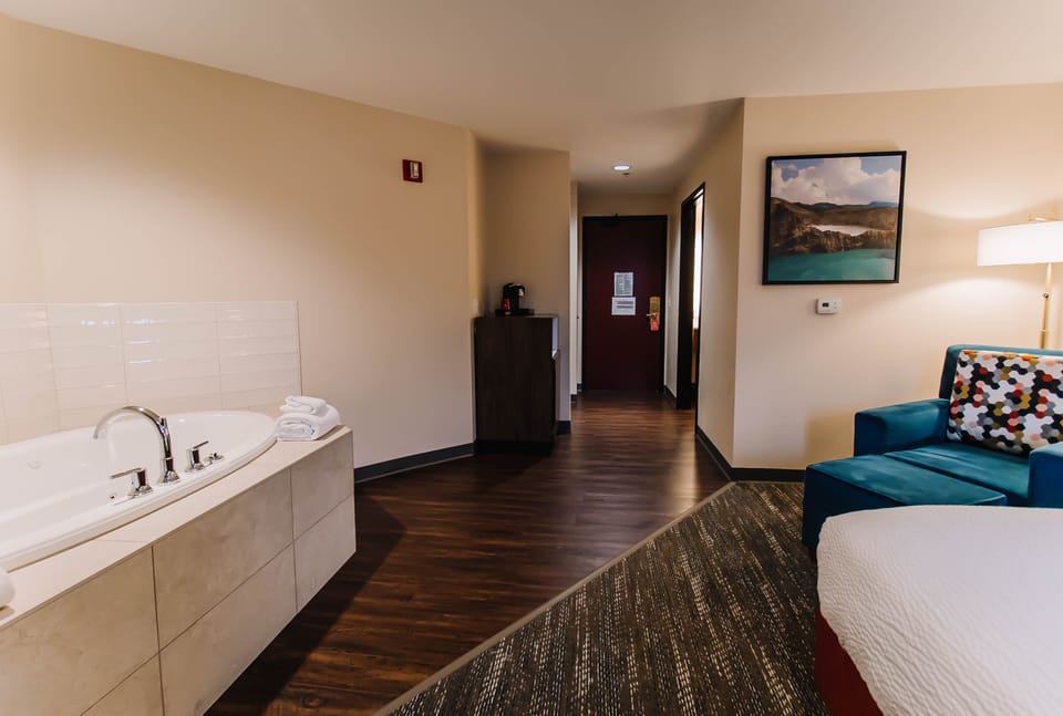 Standard Room, 1 King Bed, Jetted Tub (pets not allowed) | Living area | Flat-screen TV