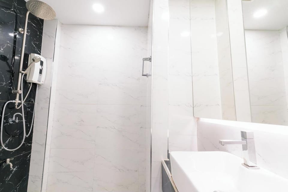 Standard Twin Room | Bathroom | Shower, free toiletries, hair dryer, towels