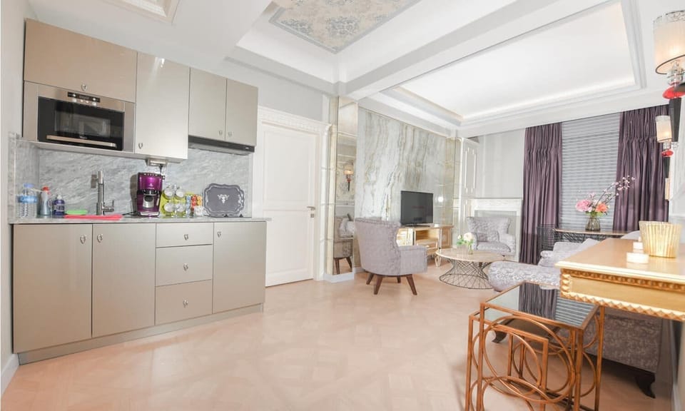 Luxury Condo, 1 Bedroom, Smoking, Sea View | Minibar, in-room safe, desk, soundproofing