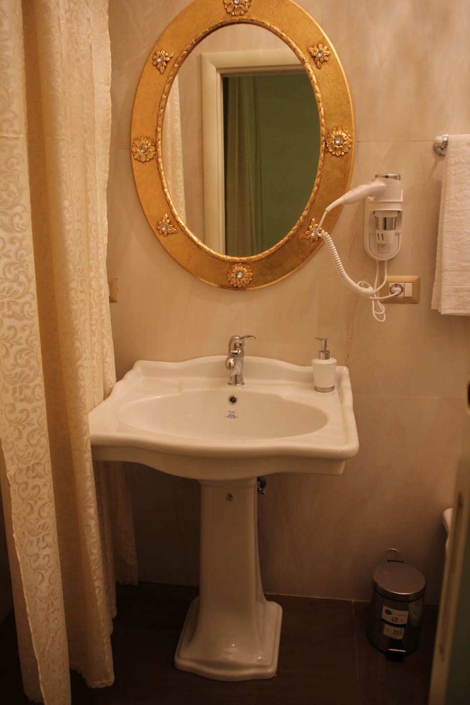 Luxury Quadruple Room | Bathroom sink