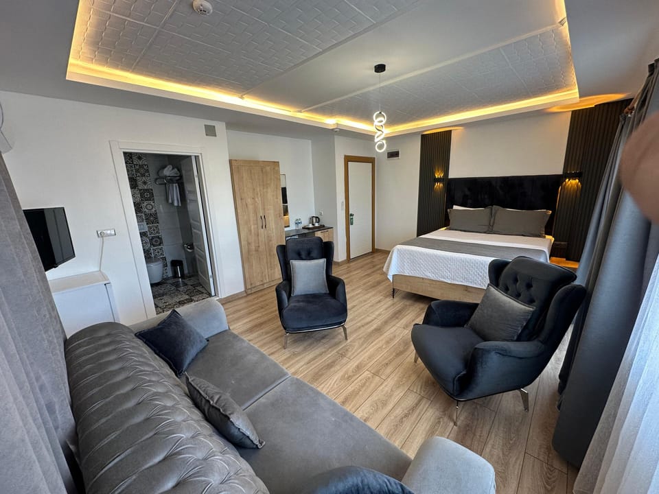 Deluxe Room | Desk, soundproofing, iron/ironing board, free WiFi