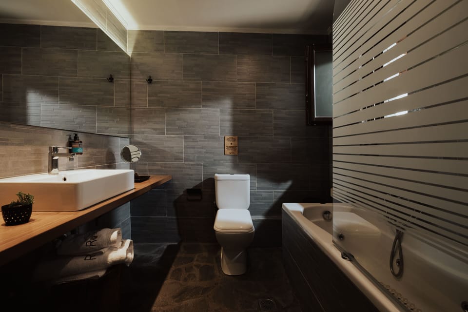Junior Suite, 1 Bedroom, Jetted Tub | Bathroom | Shower, free toiletries, hair dryer, slippers