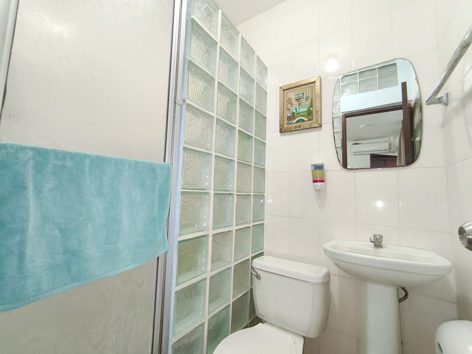 Shower, rainfall showerhead, towels, shampoo