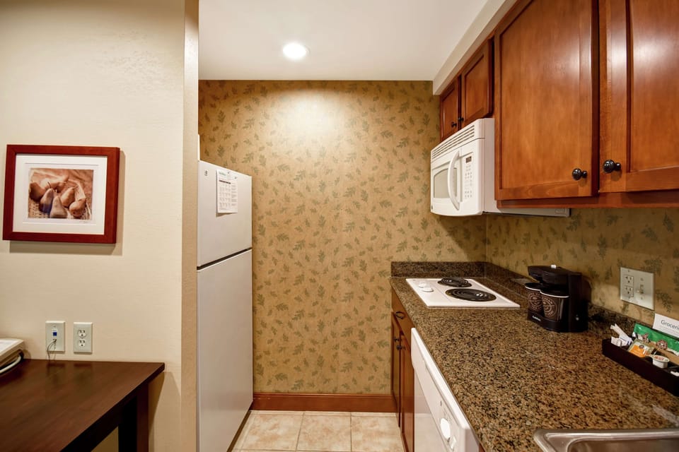 Full-size fridge, microwave, stovetop, dishwasher