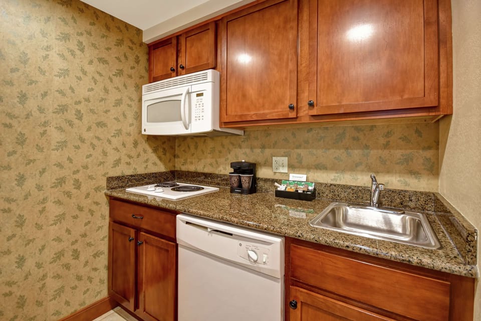 Full-size fridge, microwave, stovetop, dishwasher