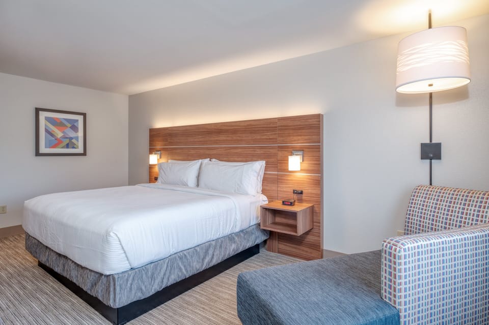 Standard Room, 1 King Bed (LEISURE) | In-room safe, individually decorated, individually furnished, desk