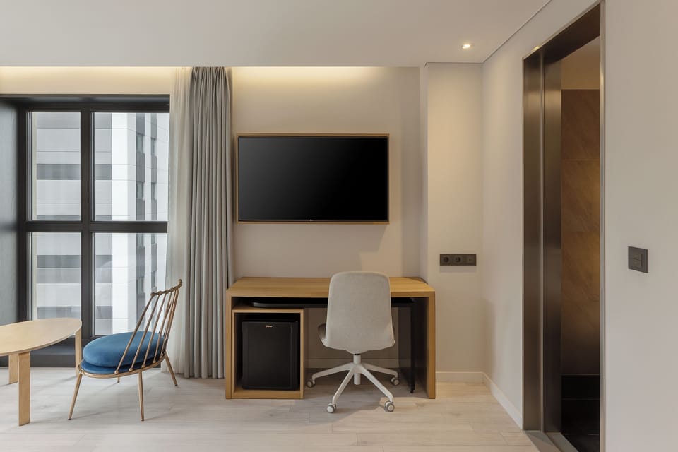Royal Family Twin Room | In-room safe, desk, laptop workspace, blackout drapes