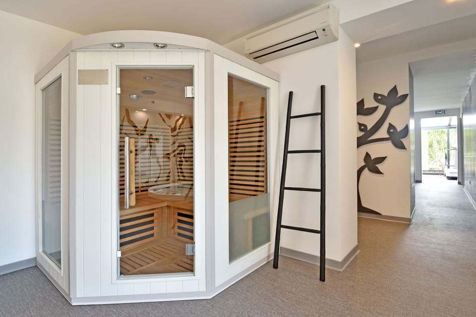Sauna, hot tub, 2 treatment rooms, massages