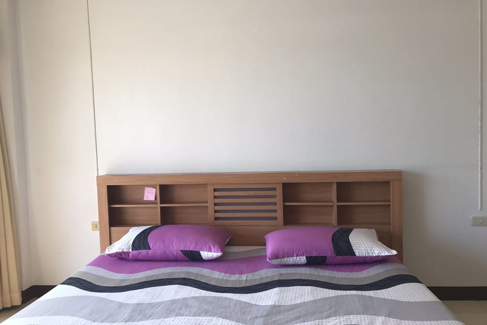 Standard Double Room | Desk, blackout drapes, soundproofing, iron/ironing board