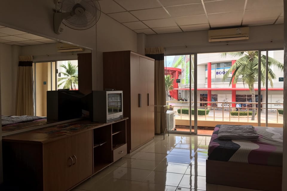 Standard Double Room | Desk, blackout drapes, soundproofing, iron/ironing board