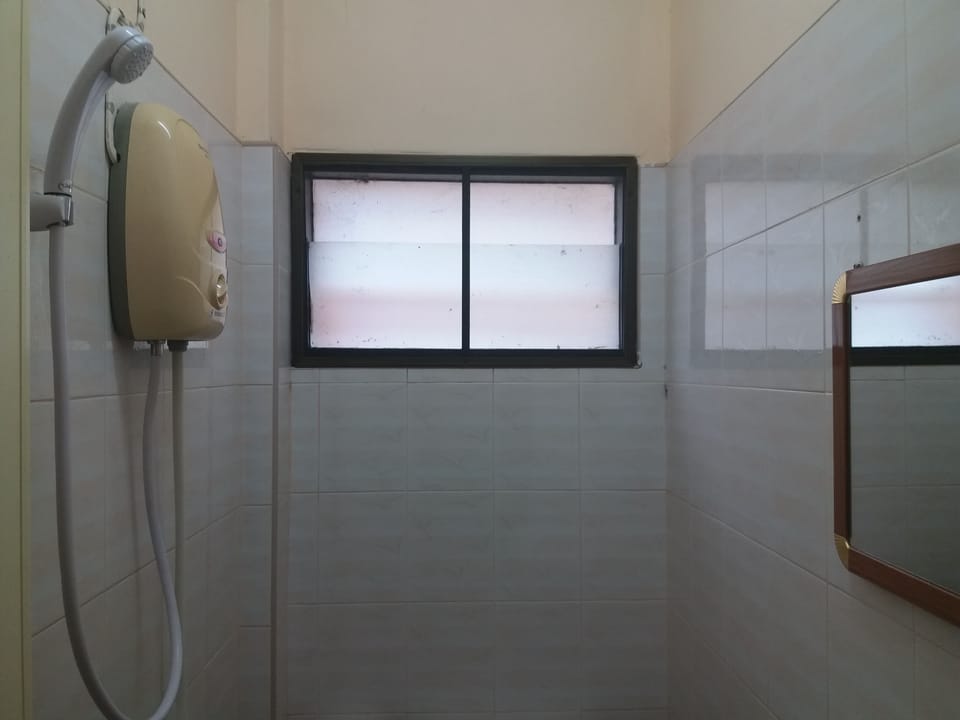 Standard Double Room | Bathroom shower