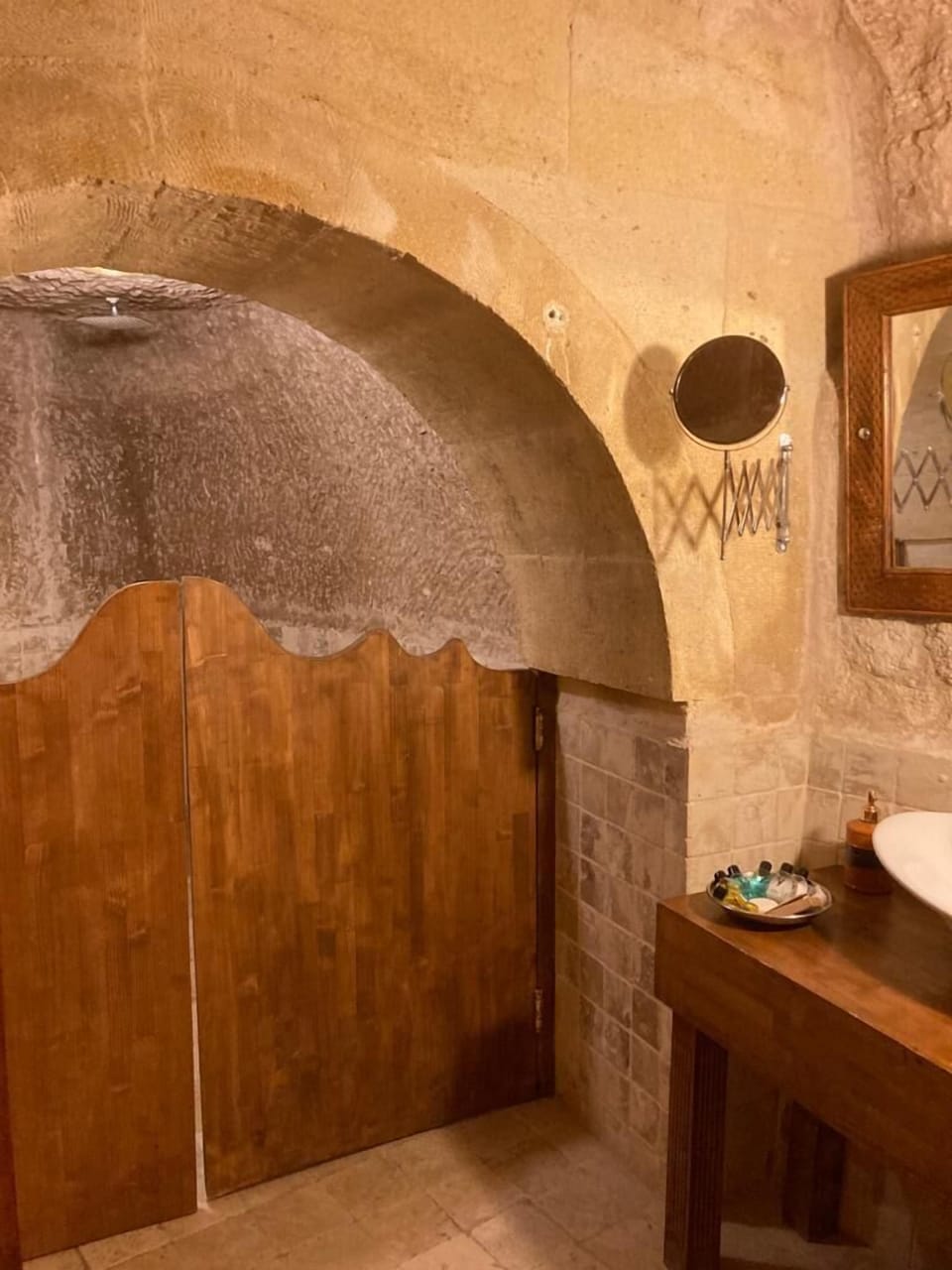 Deluxe Double Room, 1 Queen Bed (Hodul) | Bathroom | Shower, free toiletries, hair dryer, slippers