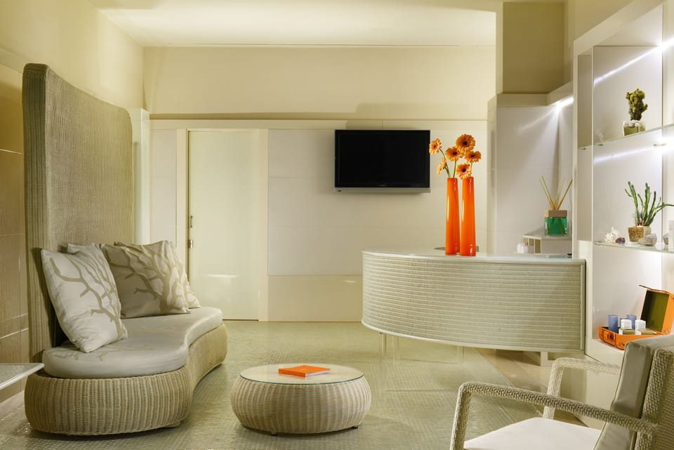 Body treatments, body scrubs, facials, 2 treatment rooms