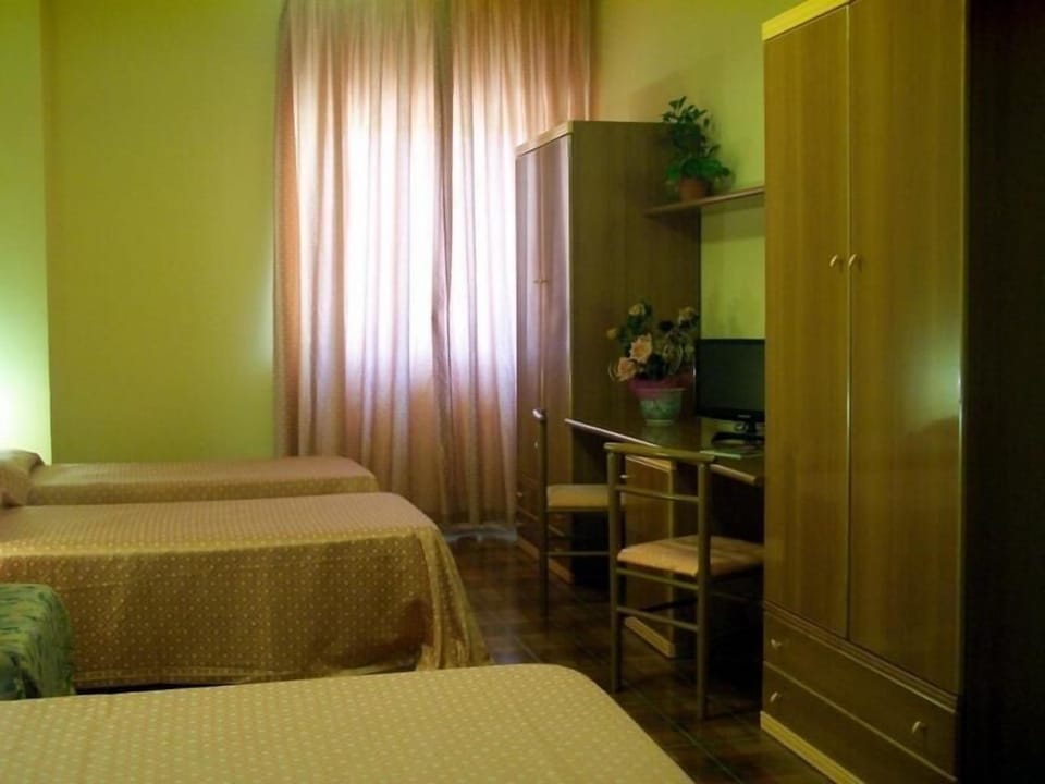 Quadruple Room | Desk, free WiFi