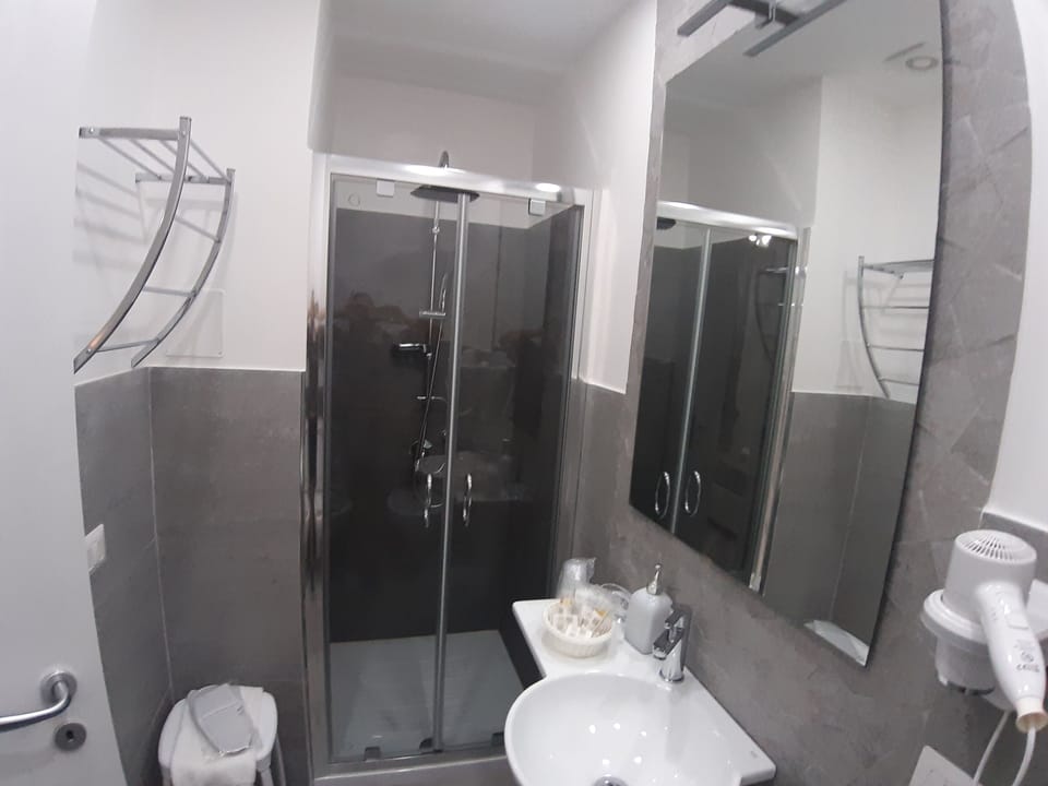 Double or Twin Room | Bathroom | Shower, rainfall showerhead, designer toiletries, hair dryer