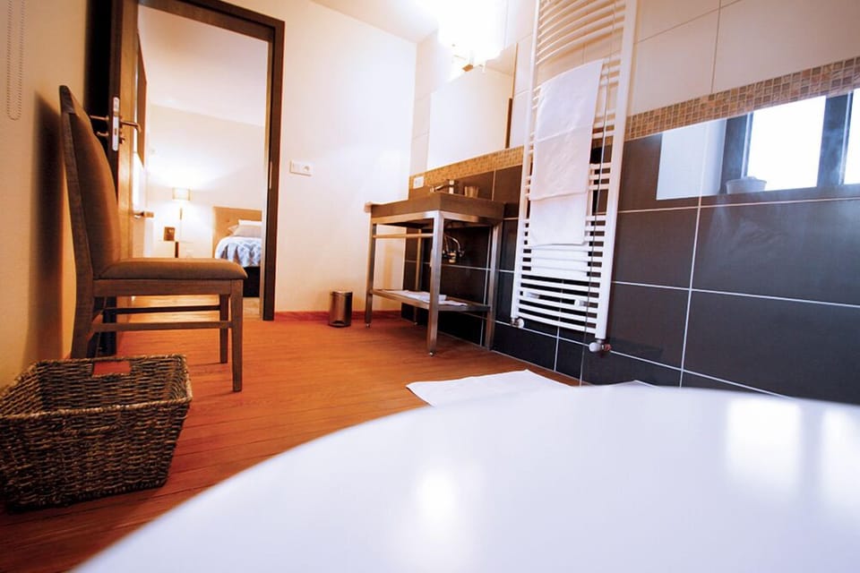 Double Room (Le Roi de Coeur) | Bathroom | Shower, eco-friendly toiletries, hair dryer, slippers