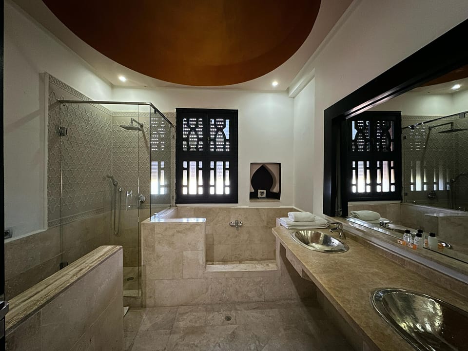 Superior Suite | Bathroom | Shower, rainfall showerhead, free toiletries, bathrobes