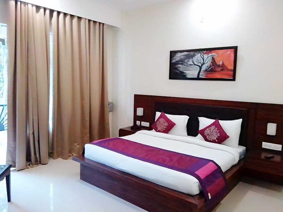 Executive Double Room, 1 Bedroom, Balcony, Garden View | Minibar, in-room safe, desk, rollaway beds (free)
