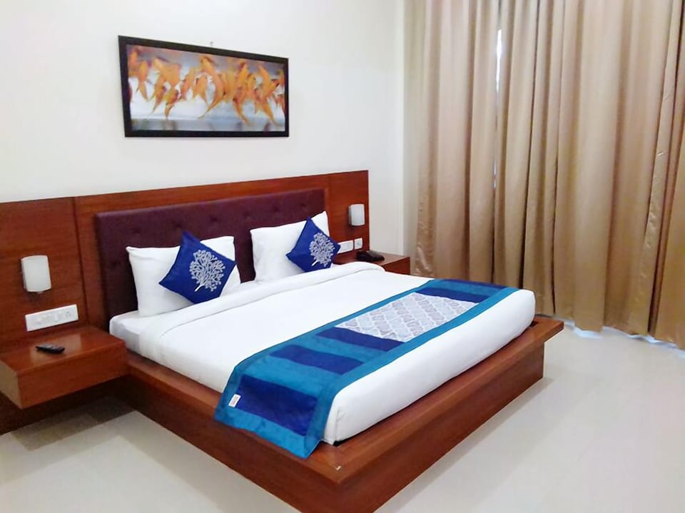 Deluxe Double Room, 1 Double Bed, Resort View | Minibar, in-room safe, desk, rollaway beds (free)