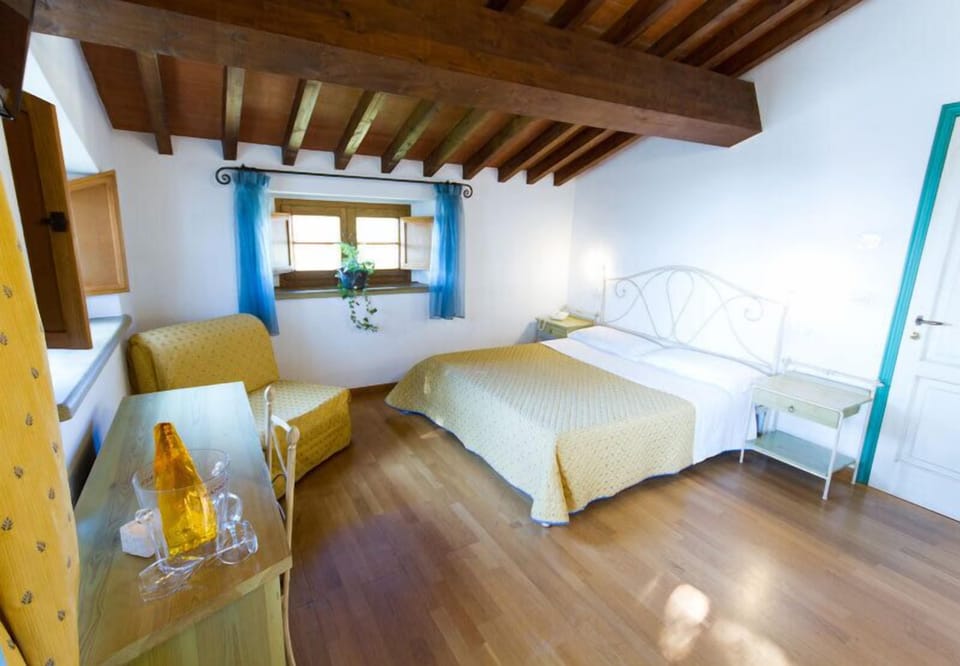 Camera matrimoniale con letto aggiunto | Minibar, in-room safe, desk, soundproofing