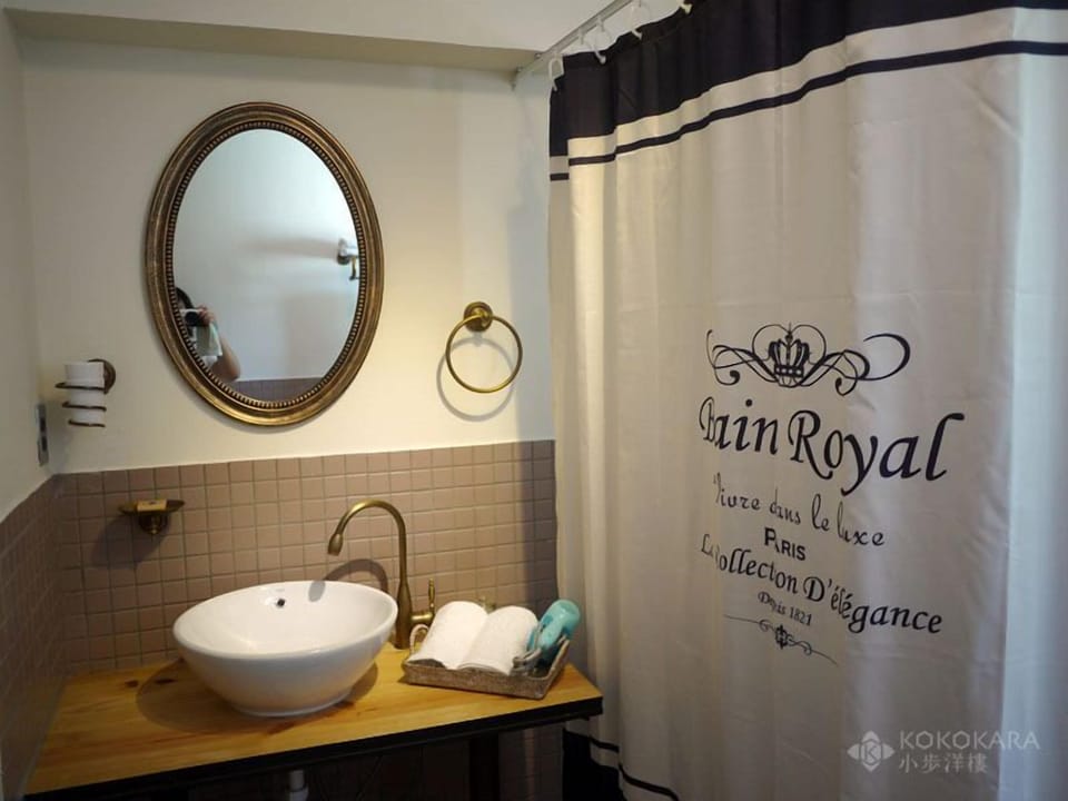 Standard Double Room | Bathroom | Designer toiletries, hair dryer, slippers, towels