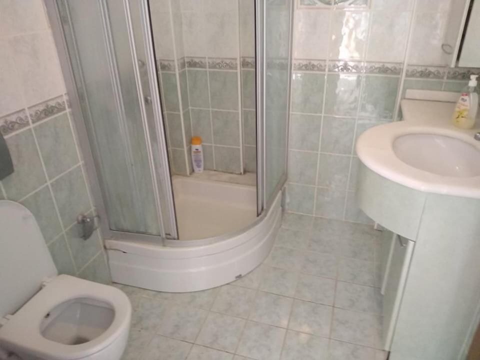 Separate tub and shower, free toiletries, hair dryer, towels