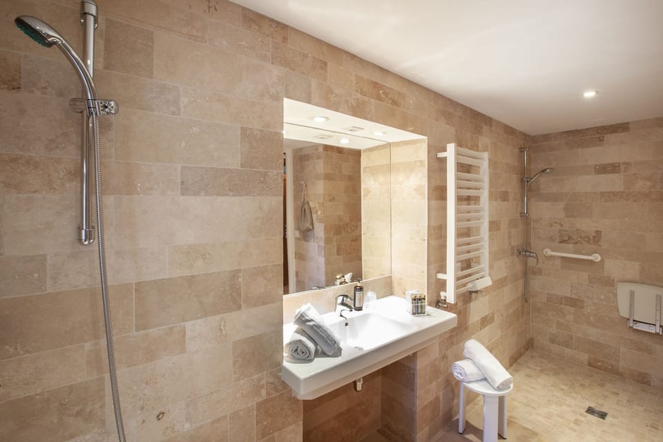 Double Room, 1 Queen Bed, Ground Floor | Bathroom | Free toiletries, hair dryer, towels