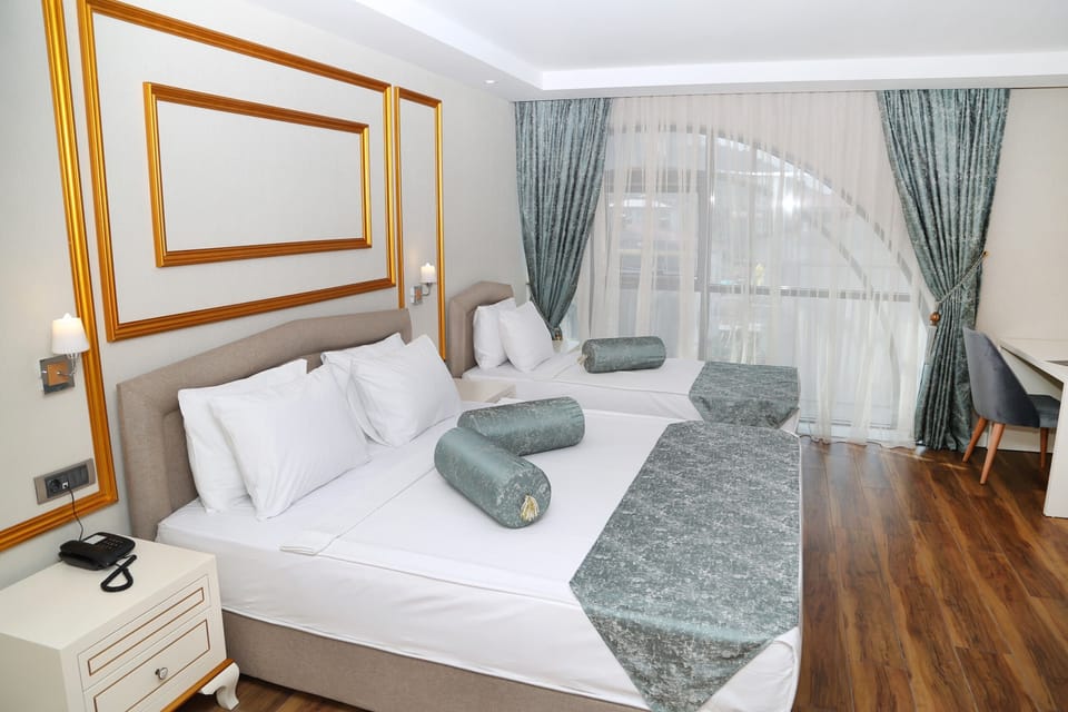 Deluxe Room | Premium bedding, minibar, in-room safe, blackout drapes